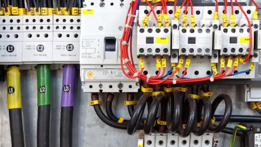 Cableado y conexiones en sistemas de control